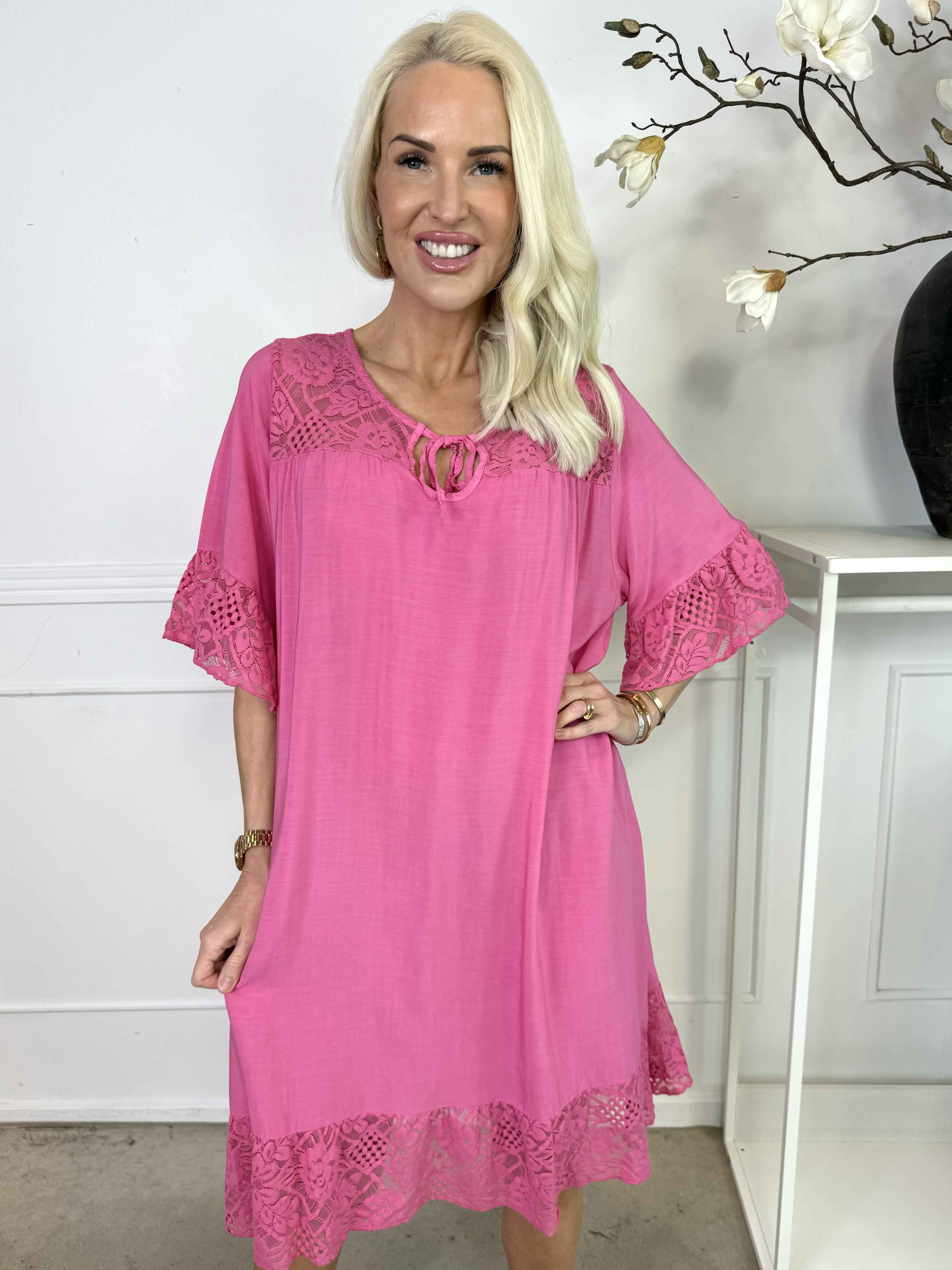 Floriza - Söt klänning i viskos med spetskant